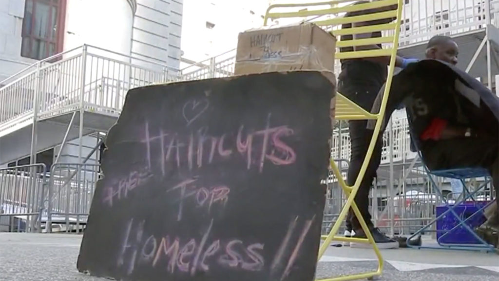 El inspirador regalo que recibe un joven que corta gratis el pelo a personas sin hogar en Filadelfia 1