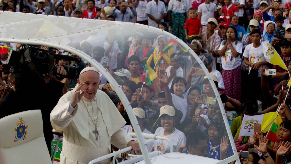 El papa subraya la necesidad de separar etnia y fe en una misa multitudinaria