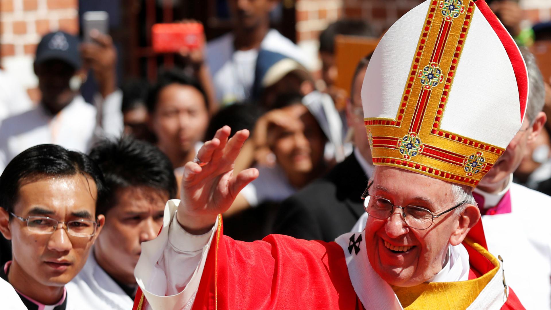 El papa termina un difícil viaje a Birmania con una petición de respeto a las minorías