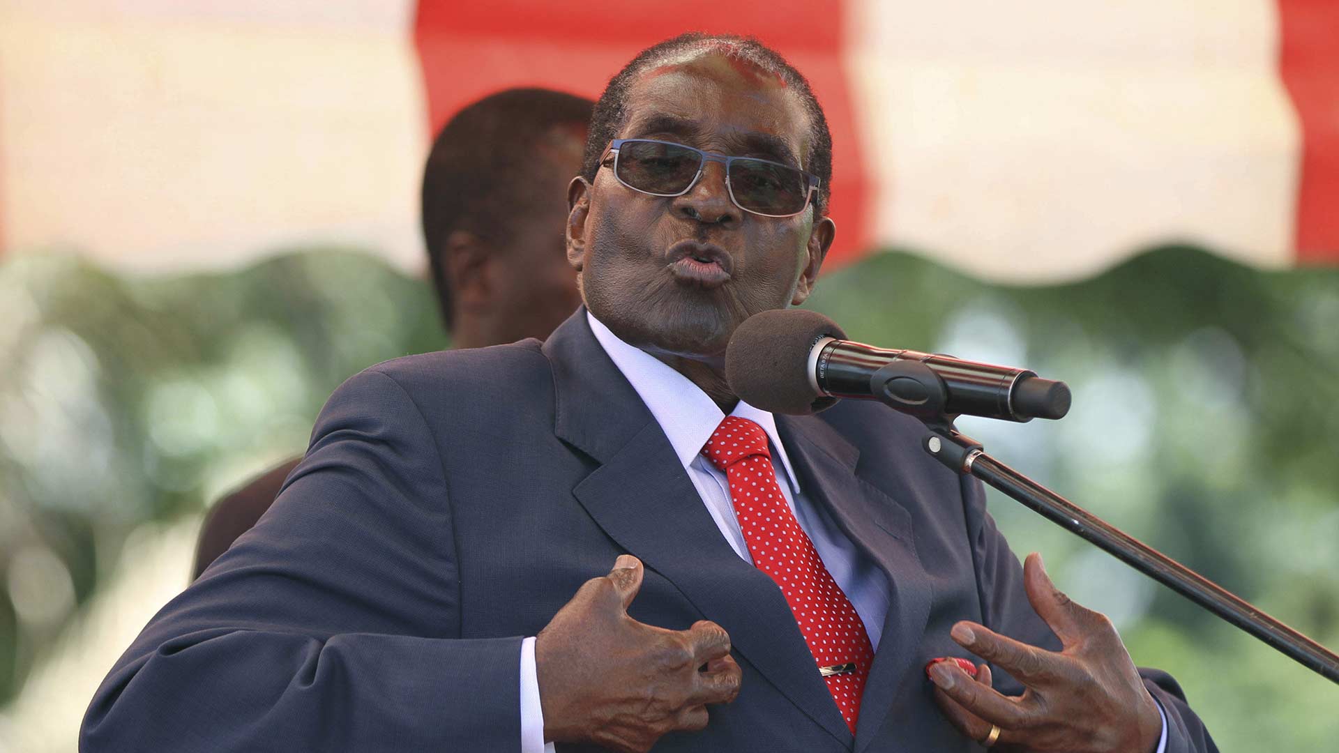 El partido de Mugabe someterá su continuidad a una moción de censura
