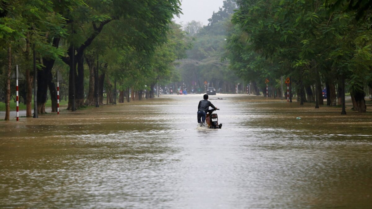 El tifón Damrey deja al menos 27 muertos en Vietnam