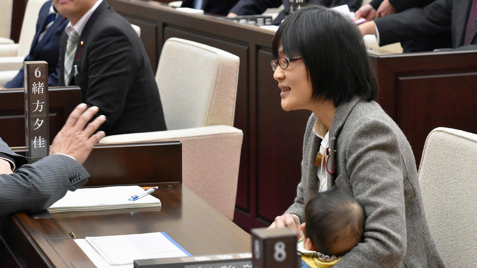 Expulsada de un pleno una concejala japonesa por ir con su bebé