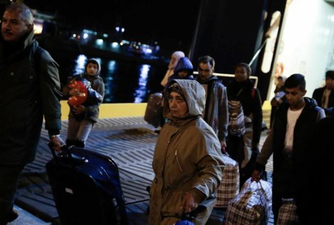 El Gobierno griego traslada a 250 refugiados para descongestionar sus islas