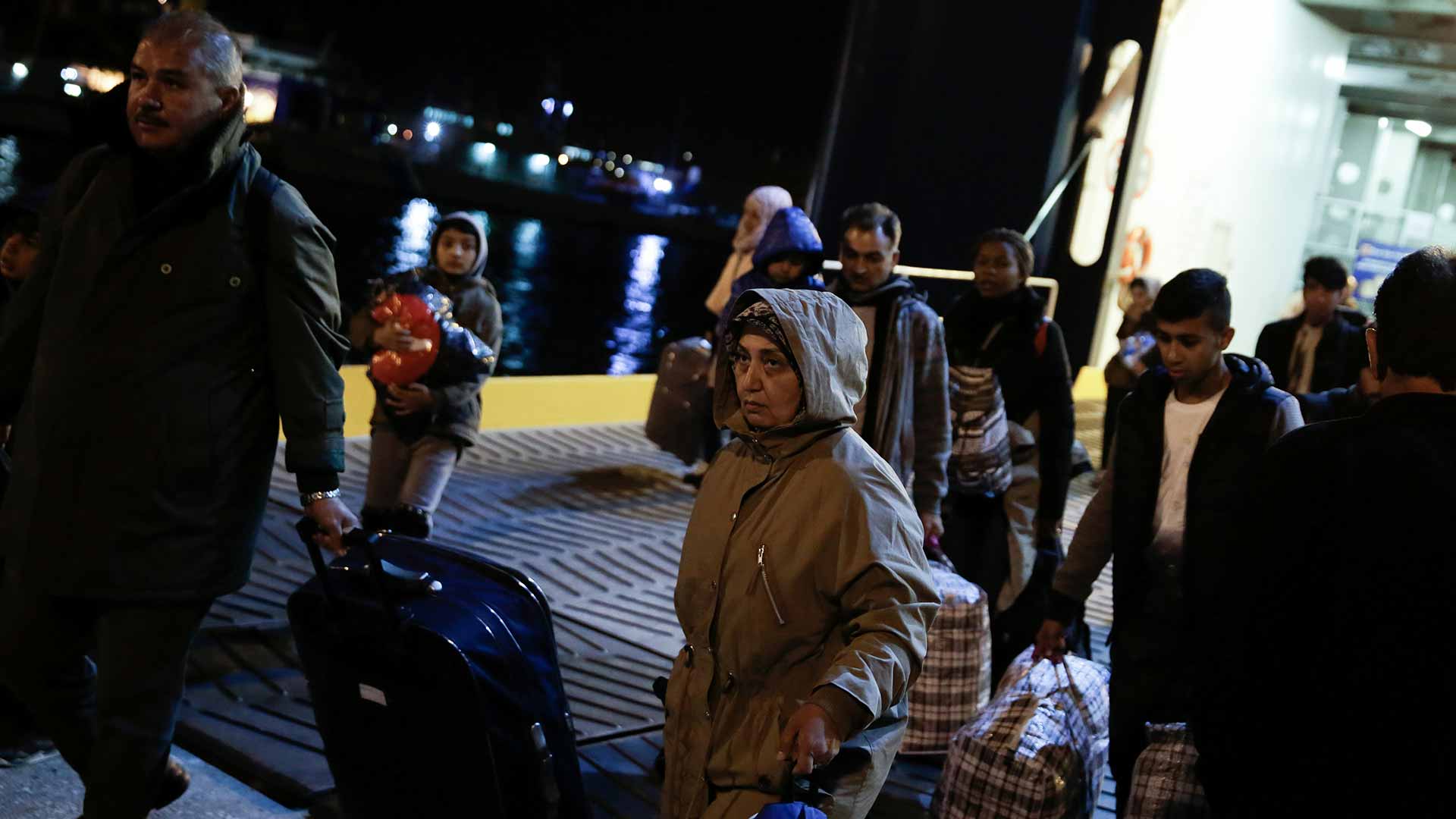 El Gobierno griego traslada a 250 refugiados para descongestionar sus islas