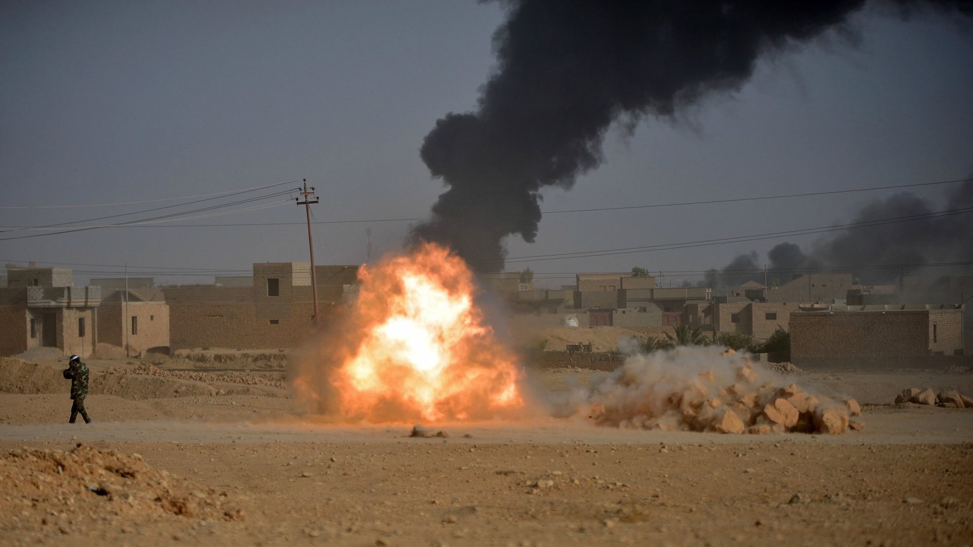 Irak lanza una ofensiva en el desierto para expulsar a los últimos combatientes del EI
