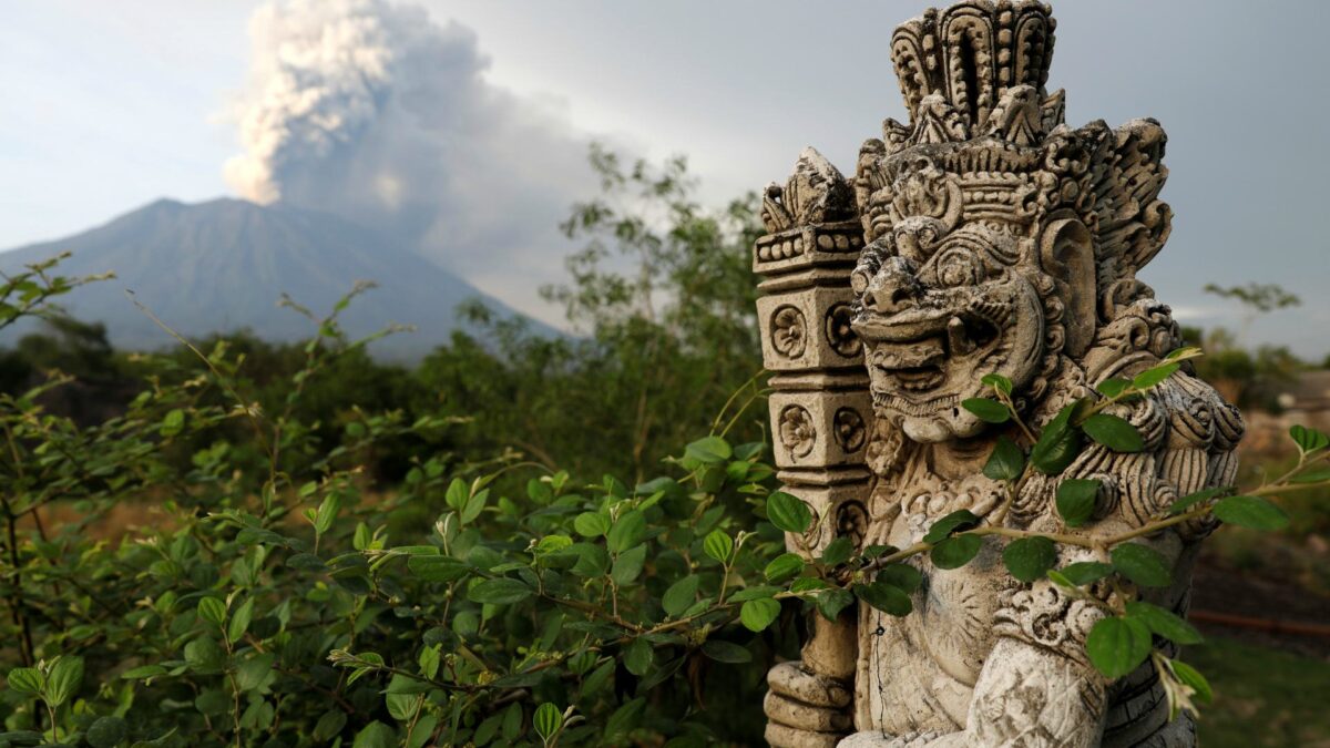 La actividad del volcán Agung obliga a cerrar por segundo día el aeropuerto de Bali