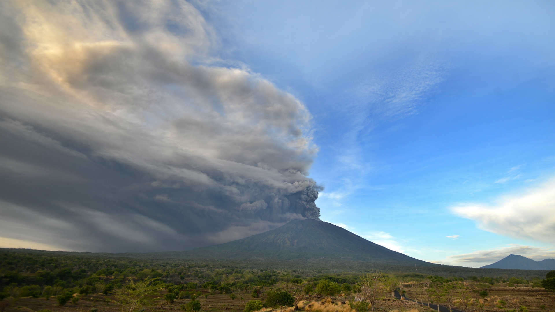 La erupción de un volcán en Bali eleva al nivel máximo la alerta para la aviación