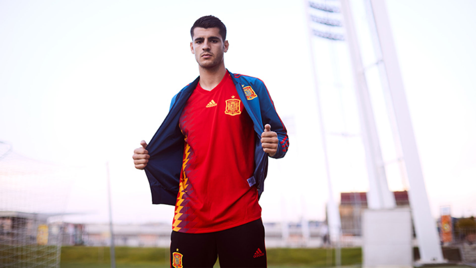 La nueva camiseta de España para el Mundial, en el ojo del huracán: ¿azul o morada?