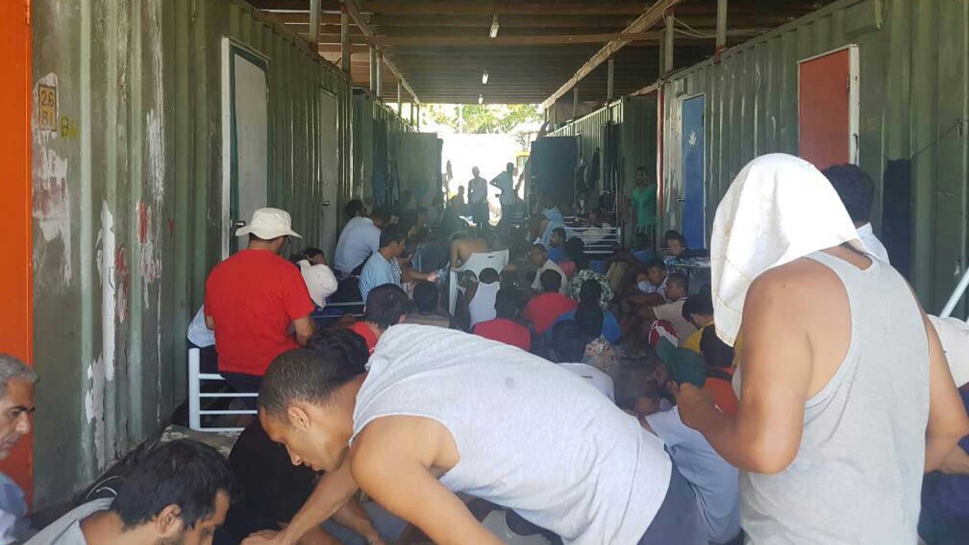 La Policía de Papúa Nueva Guinea evacúa a la fuerza el campo australiano de Manus