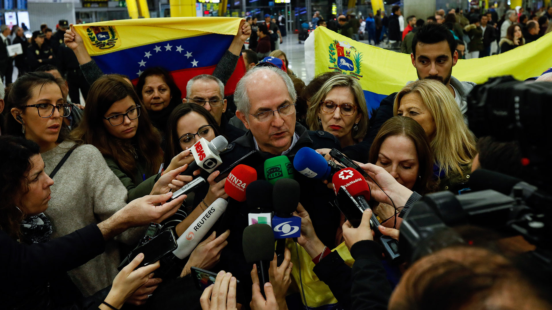 Ledezma llega a Madrid y critica las "incoherencias" de la oposición venezolana