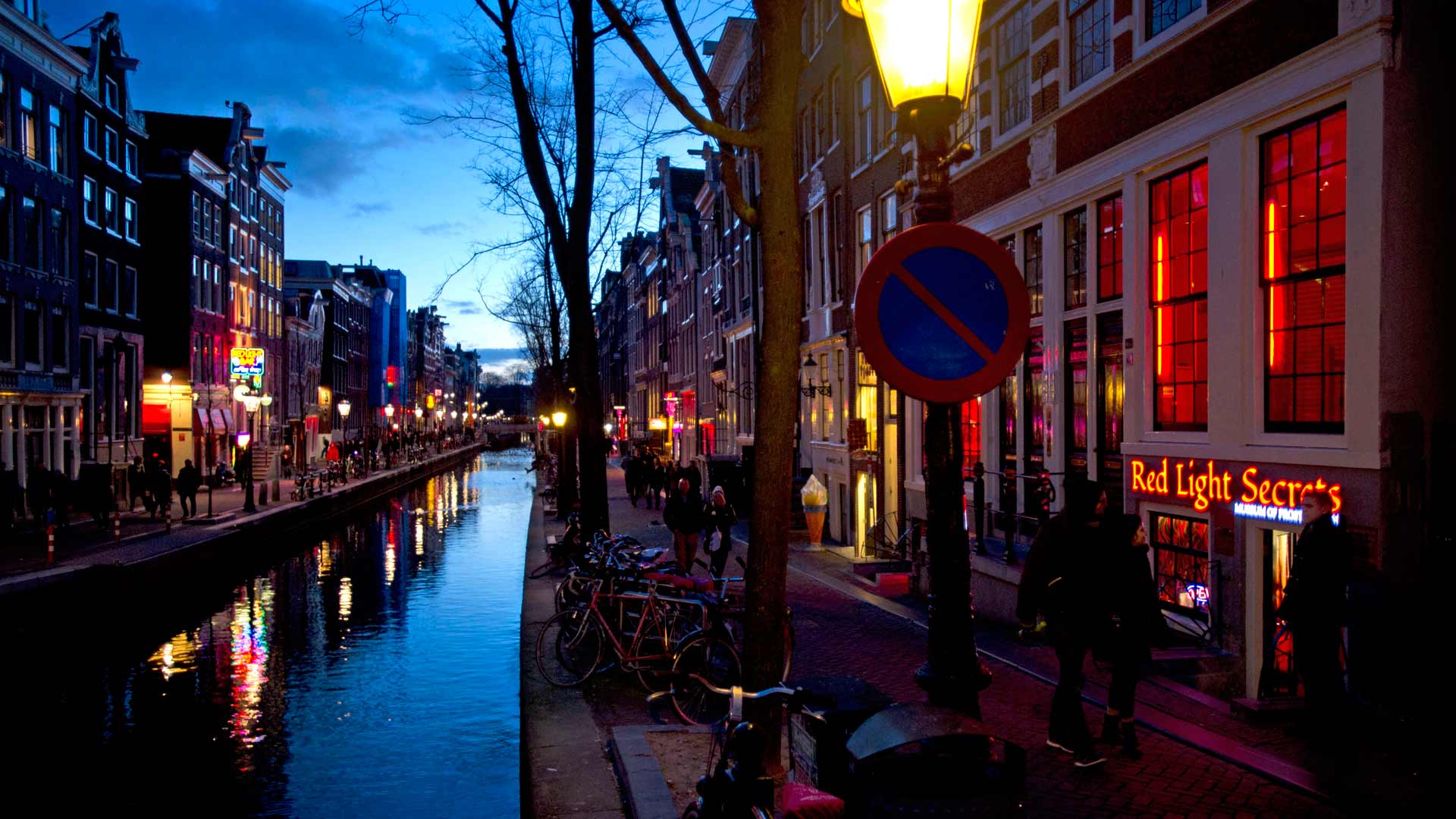 Los 'coffee shops' en Ámsterdam no podrán abrir antes de la salida de las escuelas