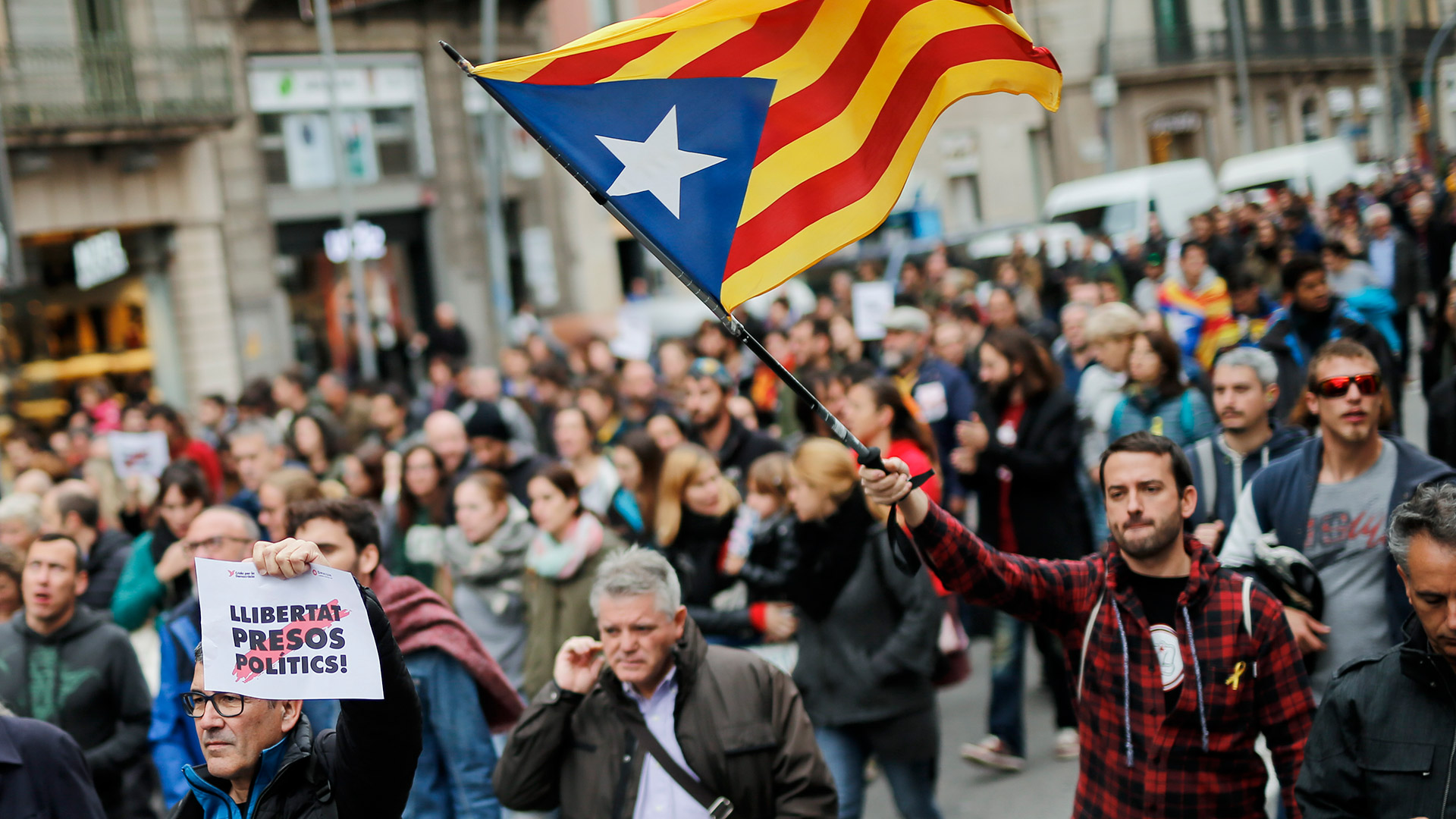 Miles de personas protestan en Barcelona por la "liberación de los presos políticos"