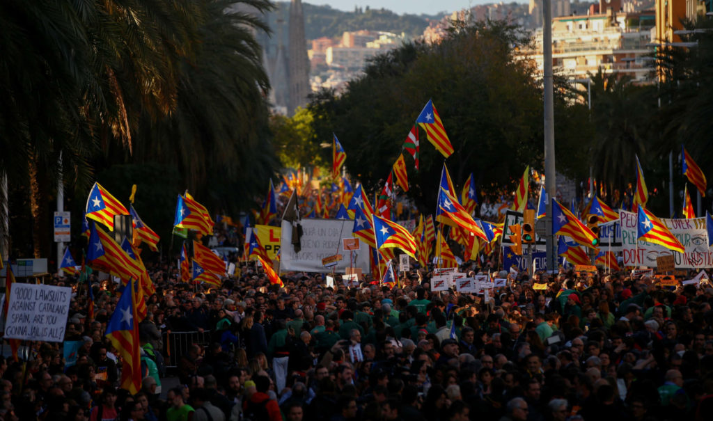 Miles de personas se manifiestan en Barcelona por la liberación de los líderes soberanistas encarcelados 2