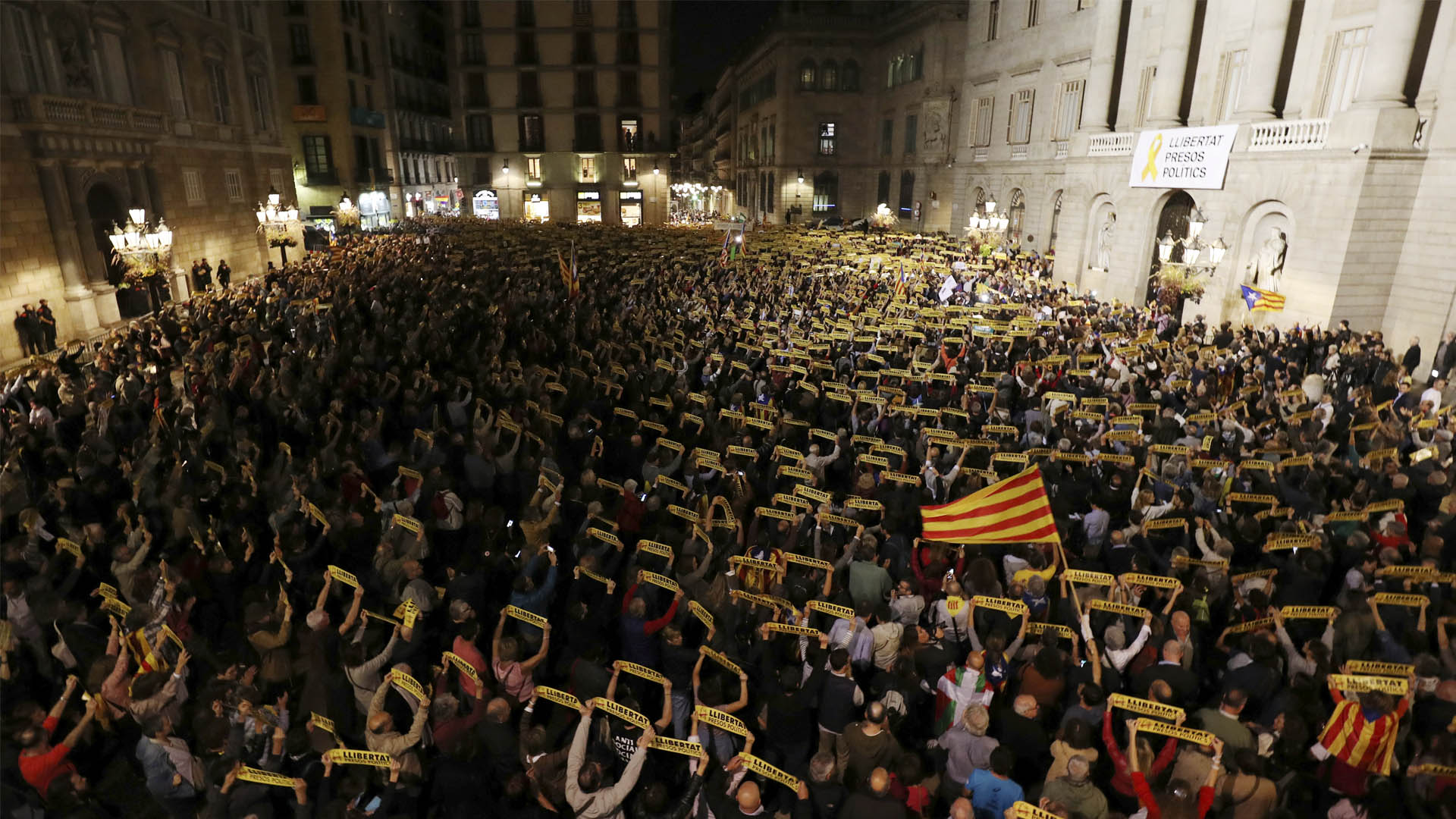Miles de personas vuelven a concentrarse en Cataluña contra el encarcelamiento de los exconsellers