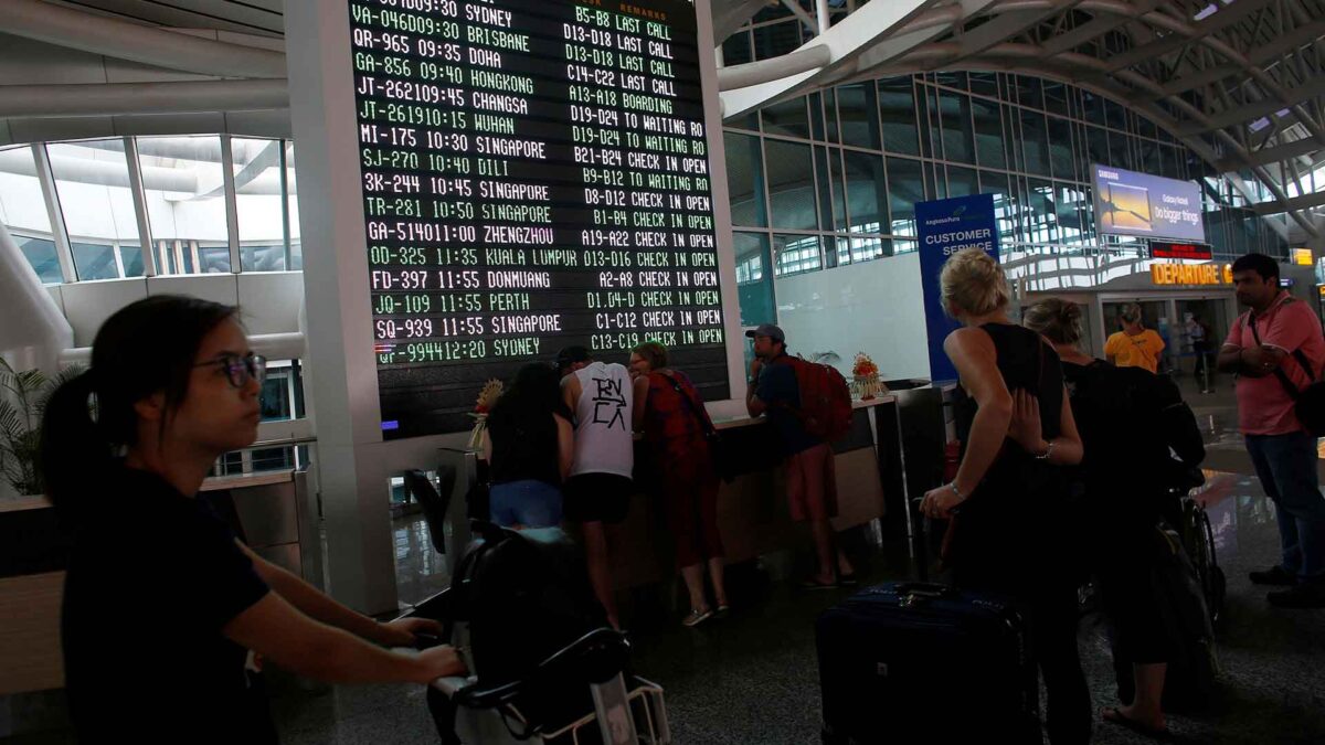 Miles de turistas abandonan Bali tras la reapertura del aeropuerto