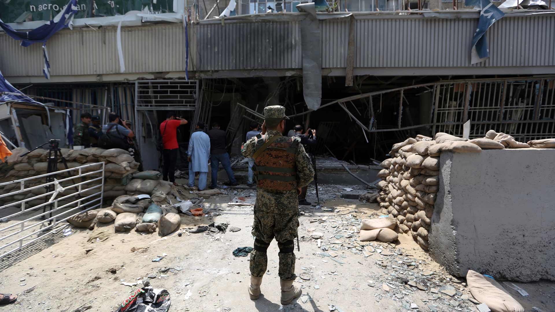 Mueren 22 policías en una ola de ataques talibanes en Afganistán