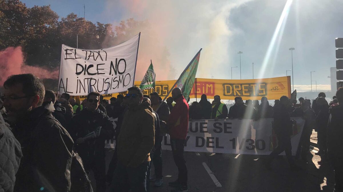 Los taxistas paralizan Madrid para protestar contra Uber y Cabify