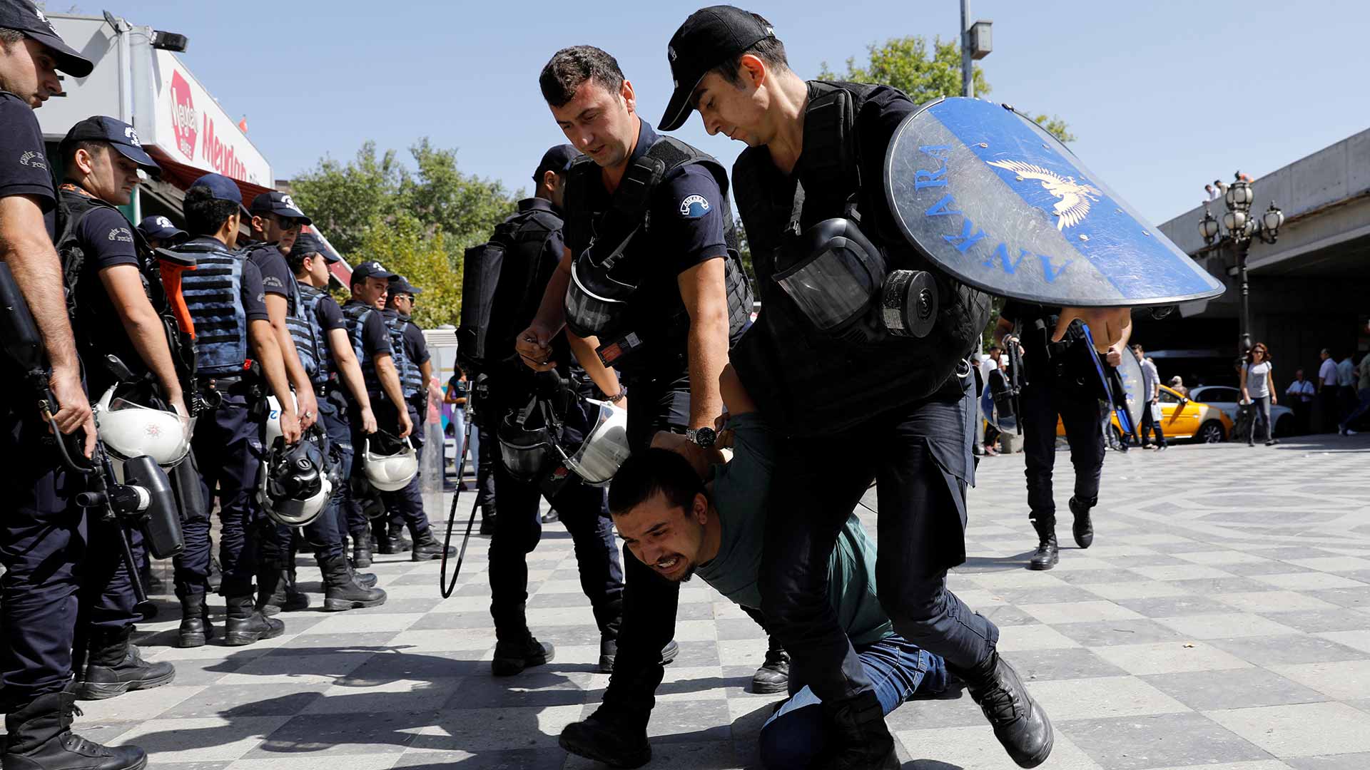 La Fiscalía de Estambul ordena la detención de 360 militares por golpismo