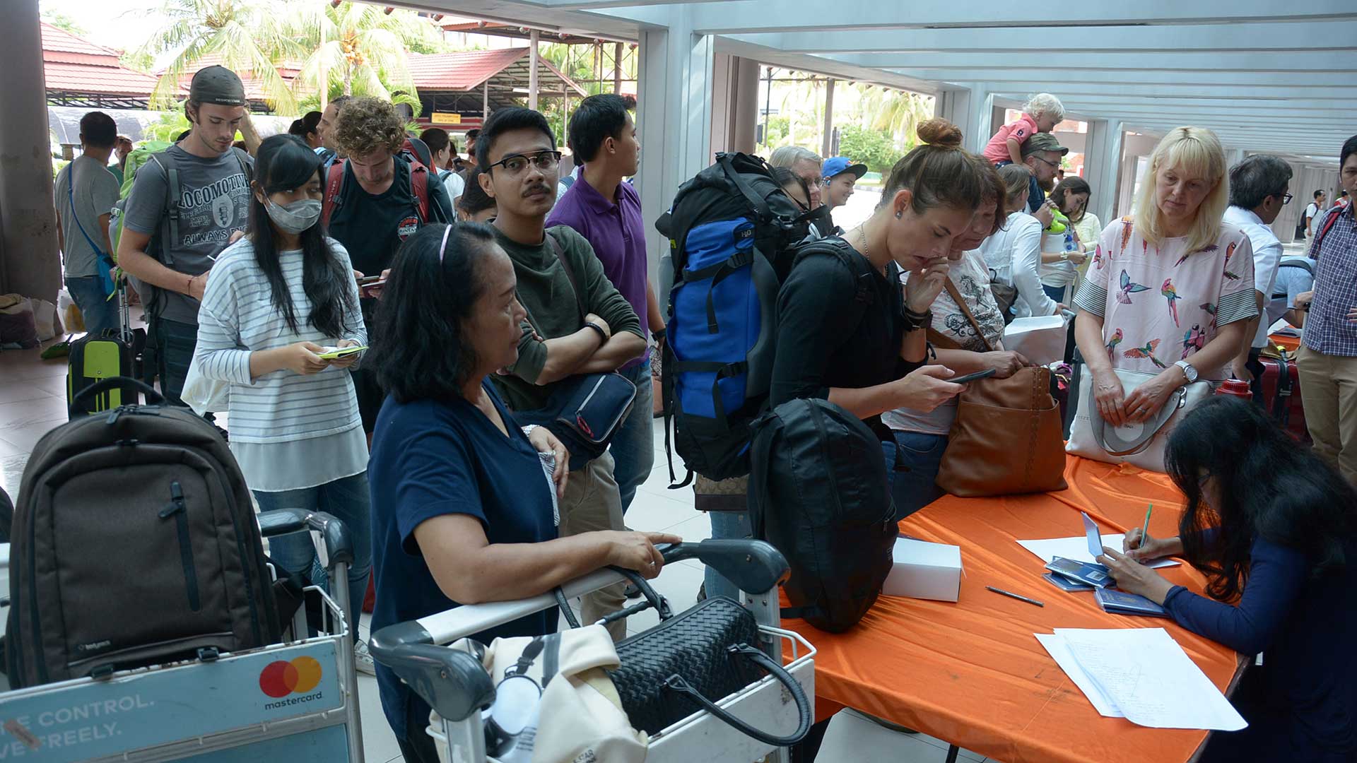 Reabre el aeropuerto de Bali tras tres días cerrado por la actividad del volcán Agung