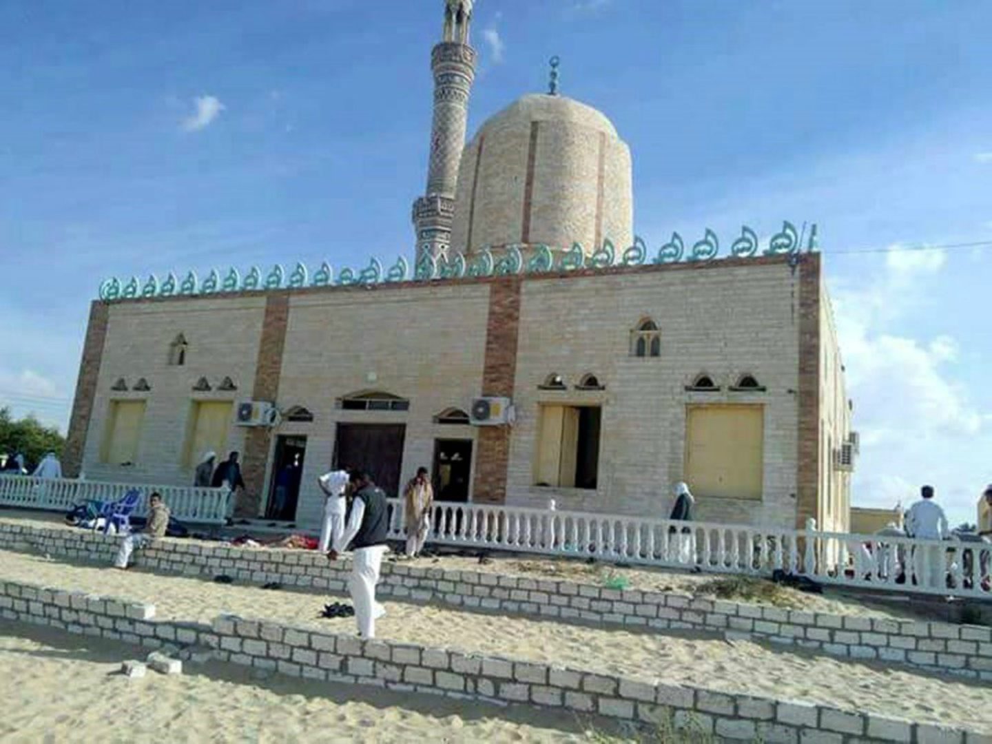 Se elevan a 235 los muertos por un atentado en una mezquita de Egipto