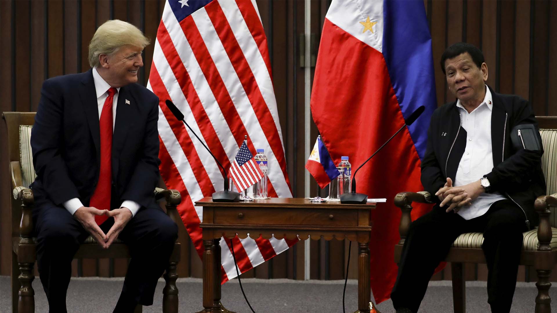 Trump destaca la «excelente relación» con Duterte en su reunión bilateral