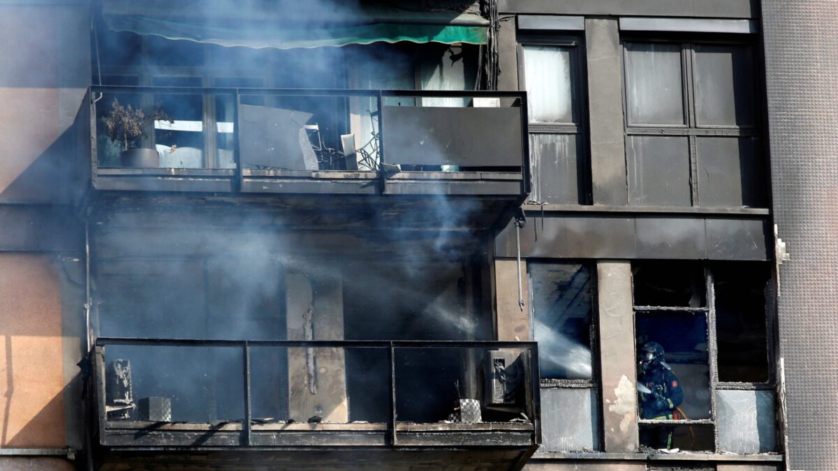 Un muerto y un herido de gravedad por un incendio en un edificio de Barcelona