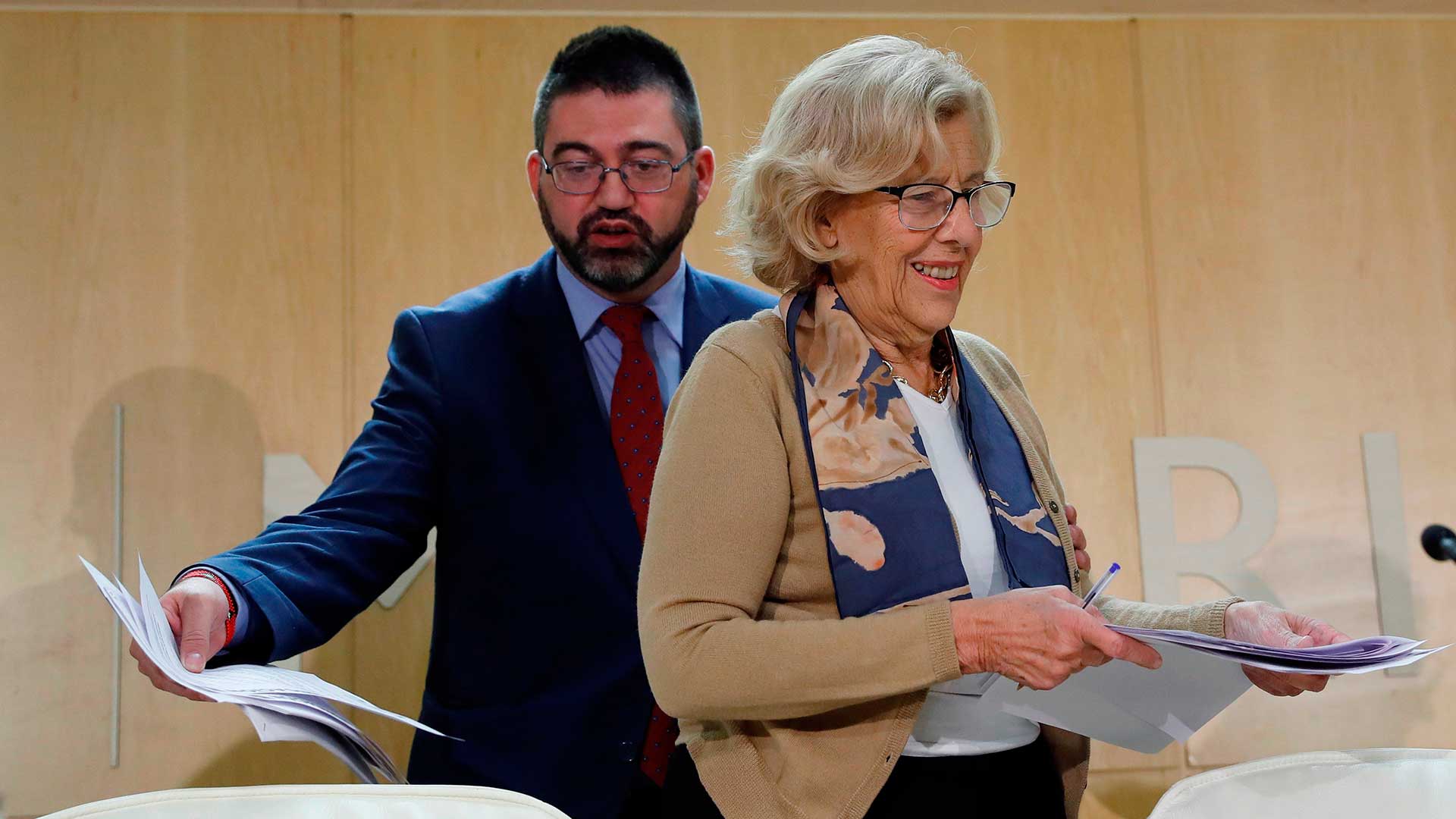 Carmena destituye al concejal de Economía Sánchez Mato por no apoyar el plan de ajuste