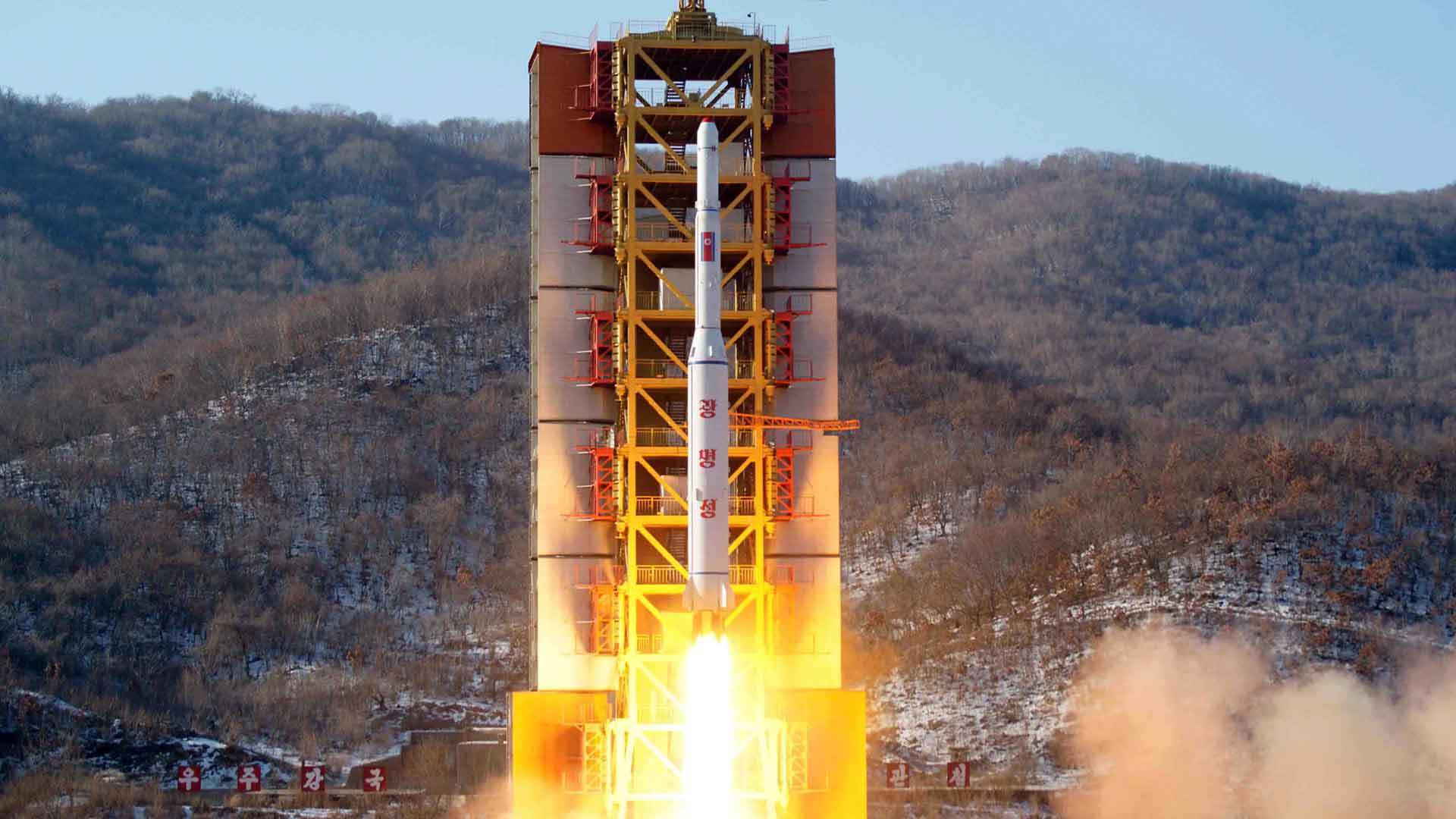 Corea del Norte prepara el lanzamiento de un nuevo satélite como cobertura para su programa nuclear