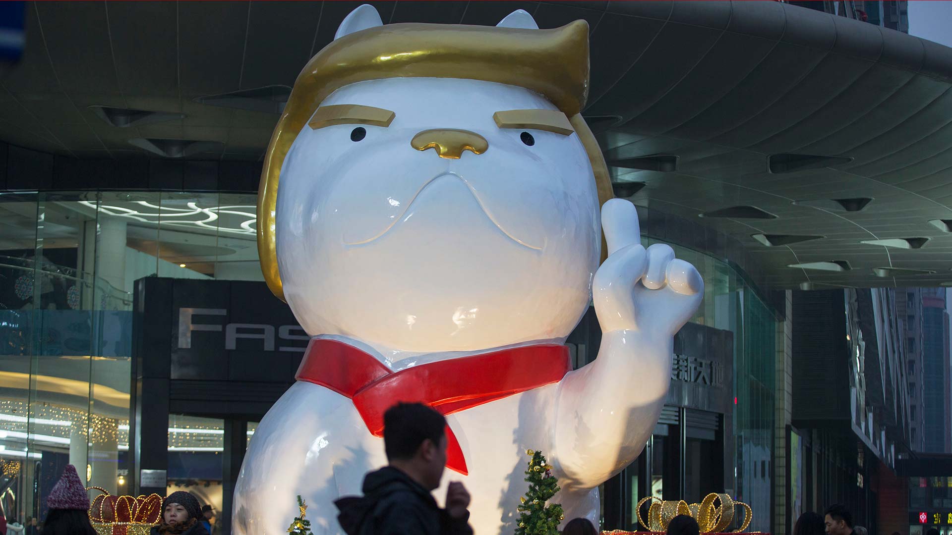 Del gallo al perro, una nueva estatua para Trump en China