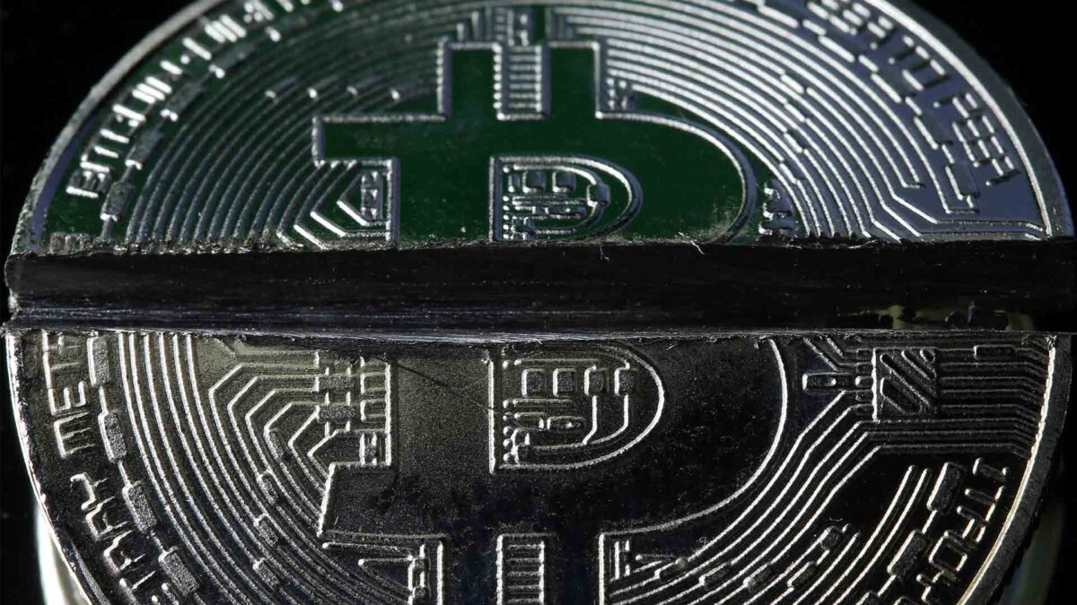 El bitcoin rompe «expectativas» y arrasa en su estreno en bolsa