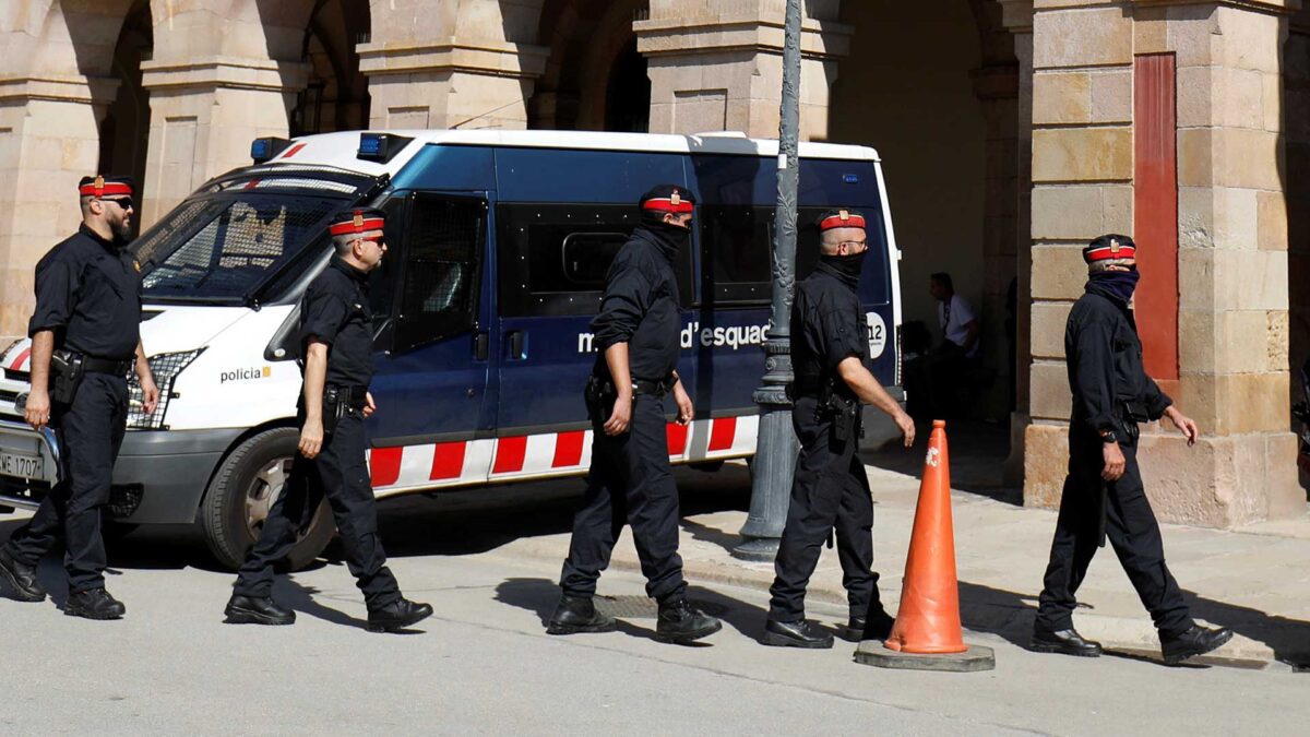 El juez imputa a varios altos cargos de los Mossos por su pasividad en el 1-O