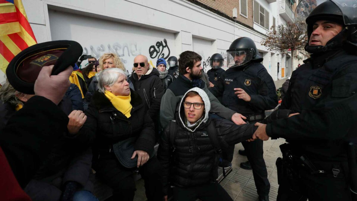 El operativo para el retorno de los bienes de Sijena se pone en marcha con incidentes