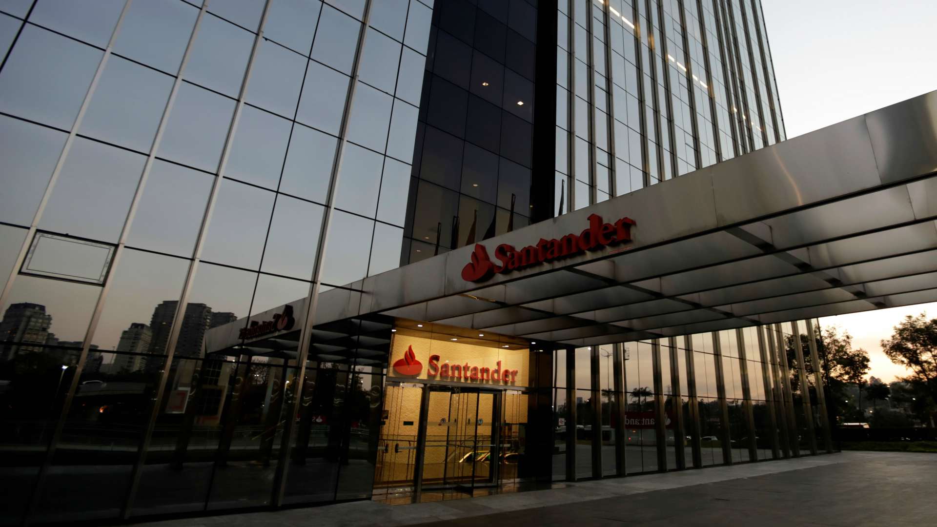 El Santander acuerda con los sindicatos el despido de 1.100 empleados