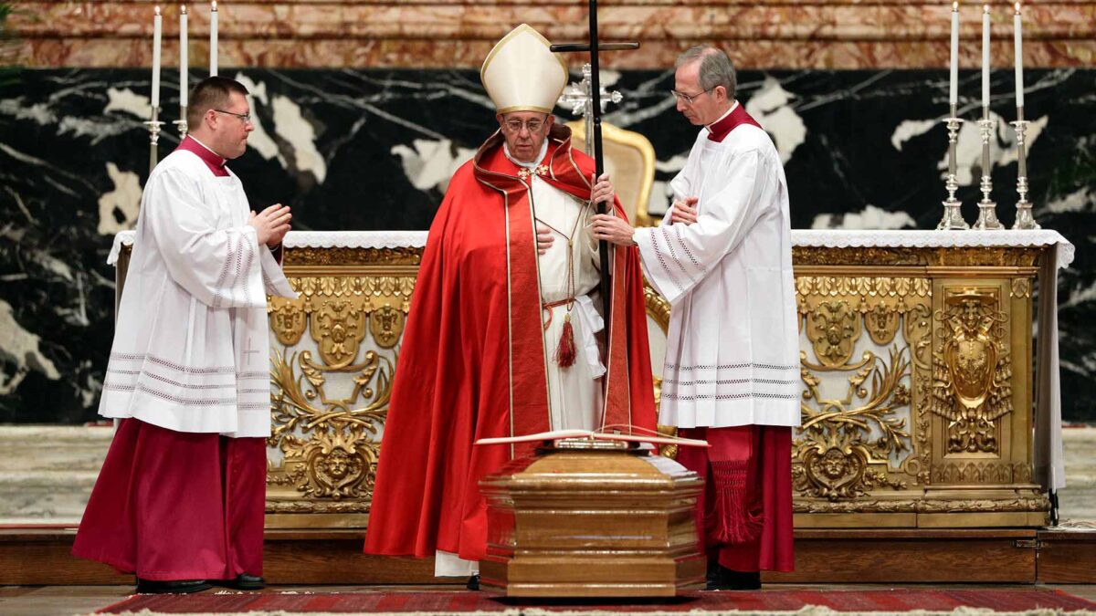 El Vaticano celebra el funeral del cardenal Law, sospechoso de encubrir pederastia