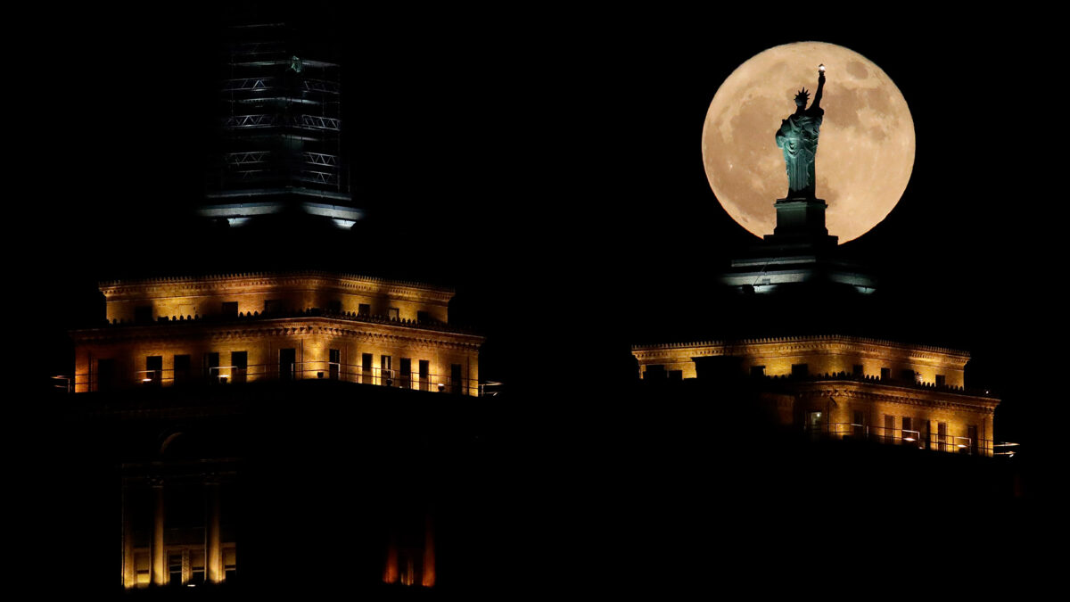 En imágenes: así se vio la Superluna en el mundo