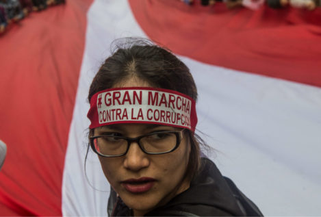 Kuczynski salva su mandato en Perú pero queda debilitado
