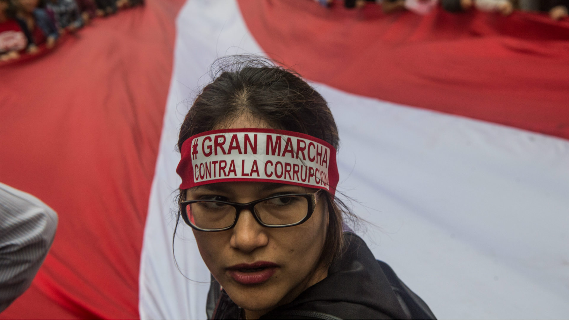Kuczynski salva su mandato en Perú pero queda debilitado