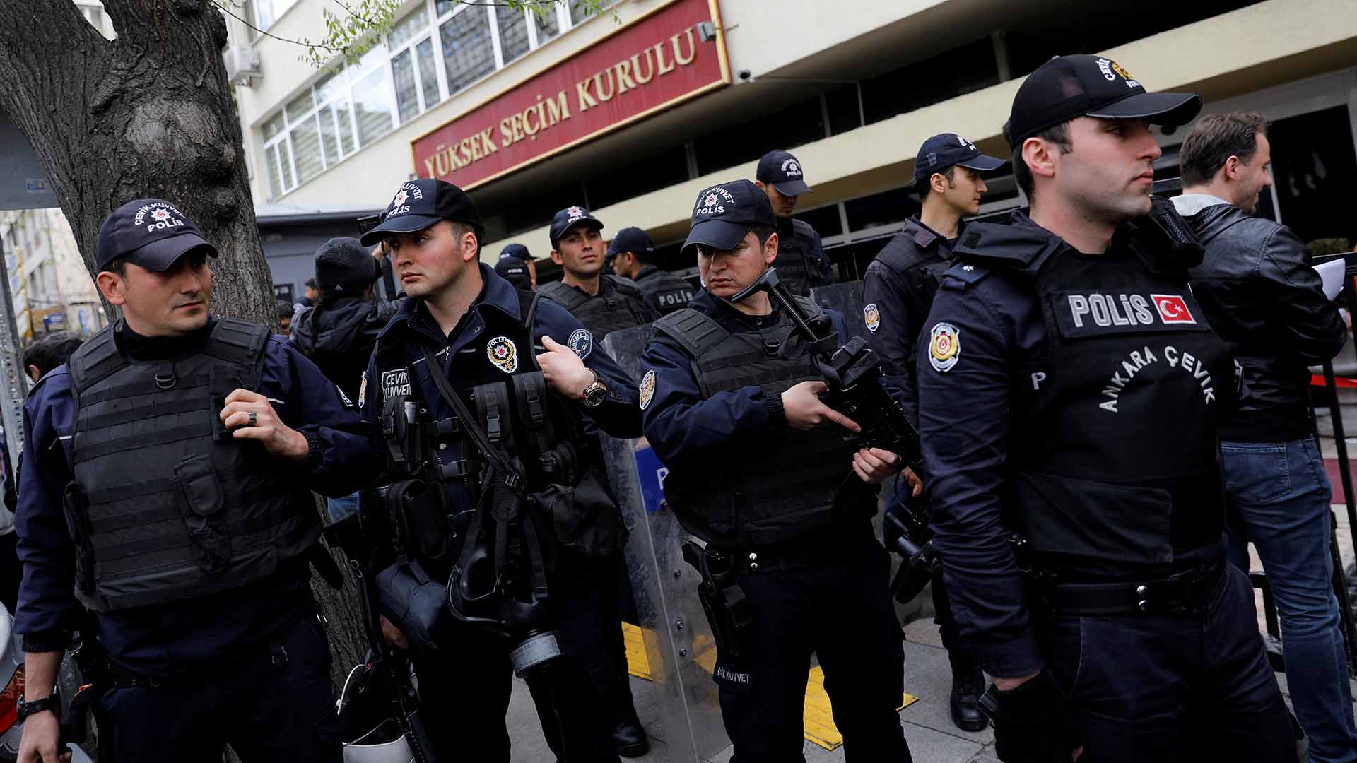 La Fiscalía turca ordena detener a 171 empleados de una universidad