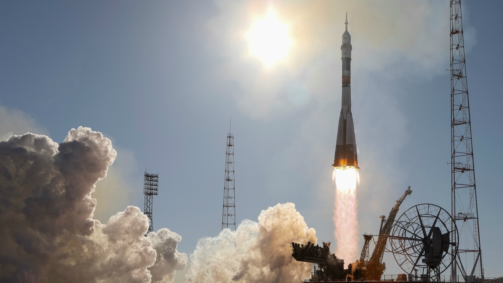 La nave rusa tripulada Soyuz despega hacia la Estación Espacial Internacional