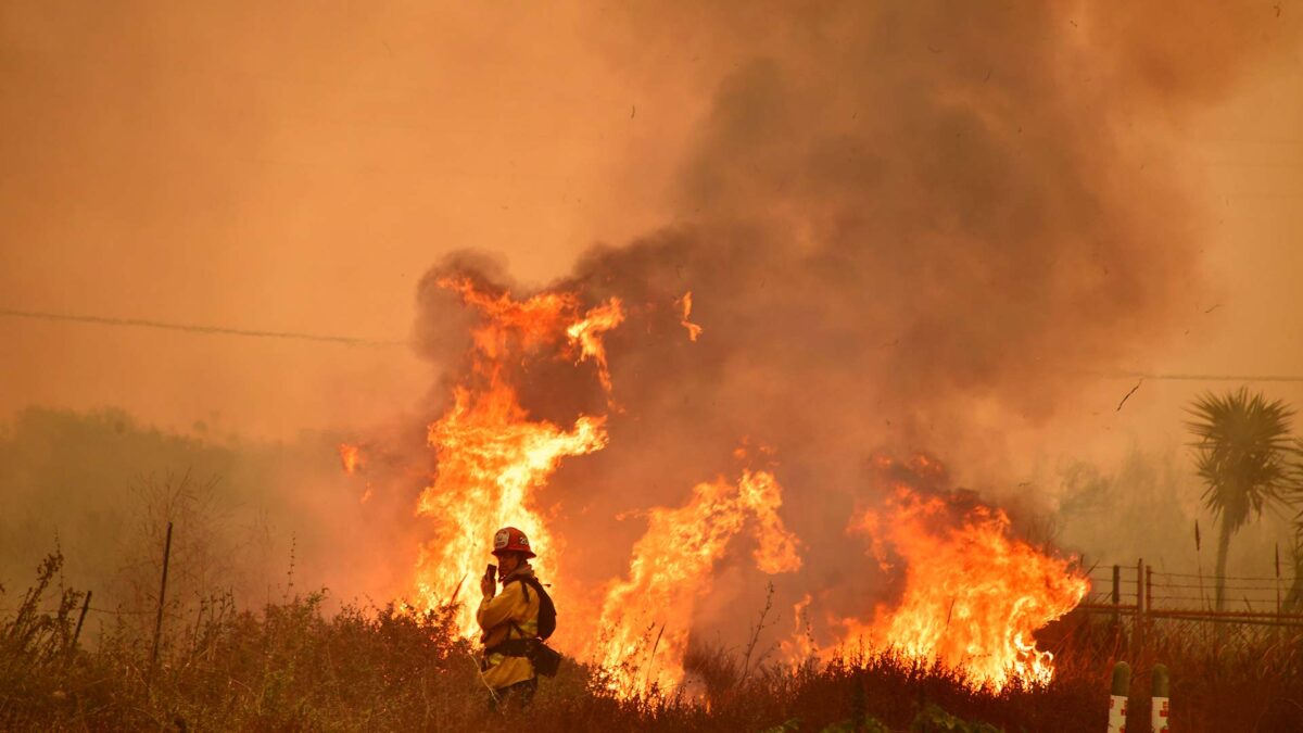 Los incendios en California entran en una fase crítica por los feroces vientos