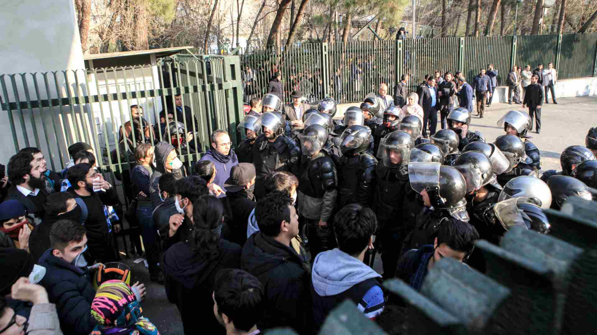 Los iraníes desafían la prohibición a protestar y los estudiantes son protagonistas