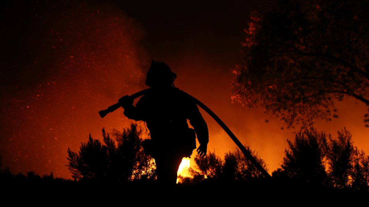 Los vientos en California amainan y dan una tregua a los incendios