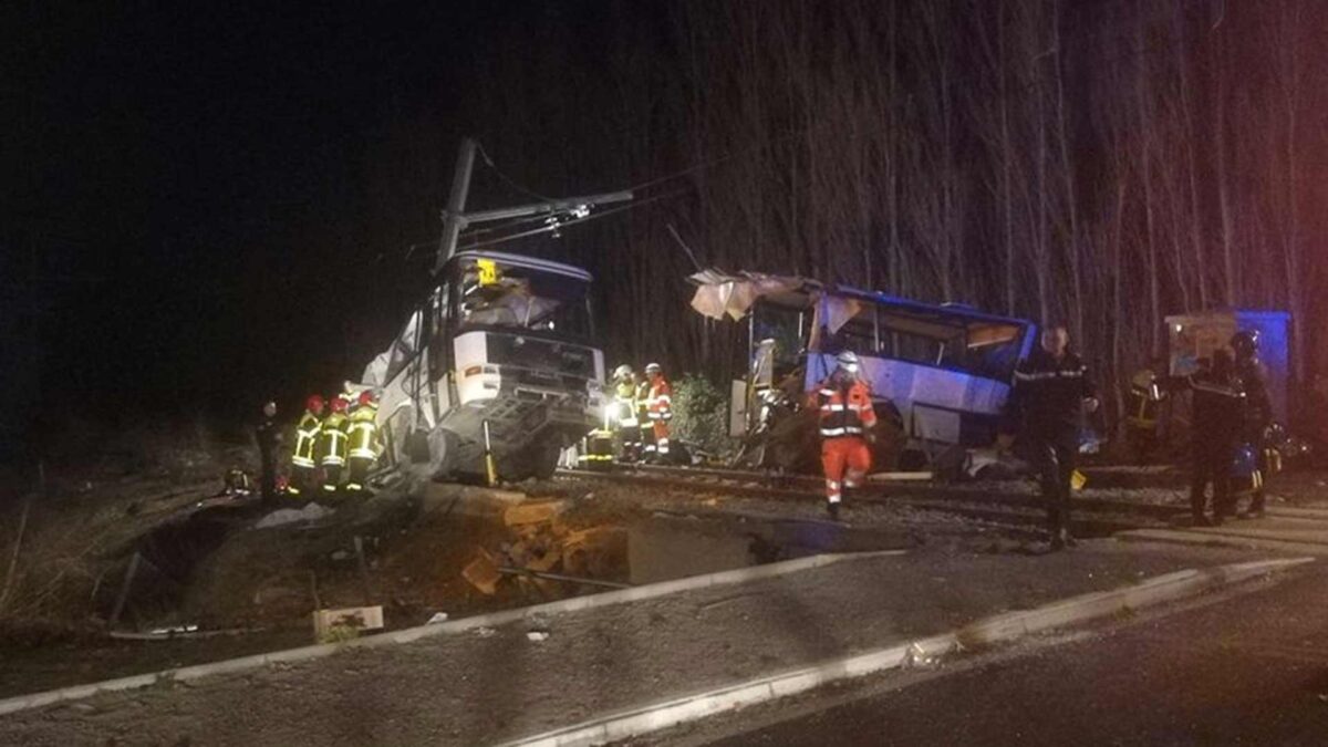 Un choque entre un tren y un autobús escolar en Perpiñán deja al menos 4 menores muertos