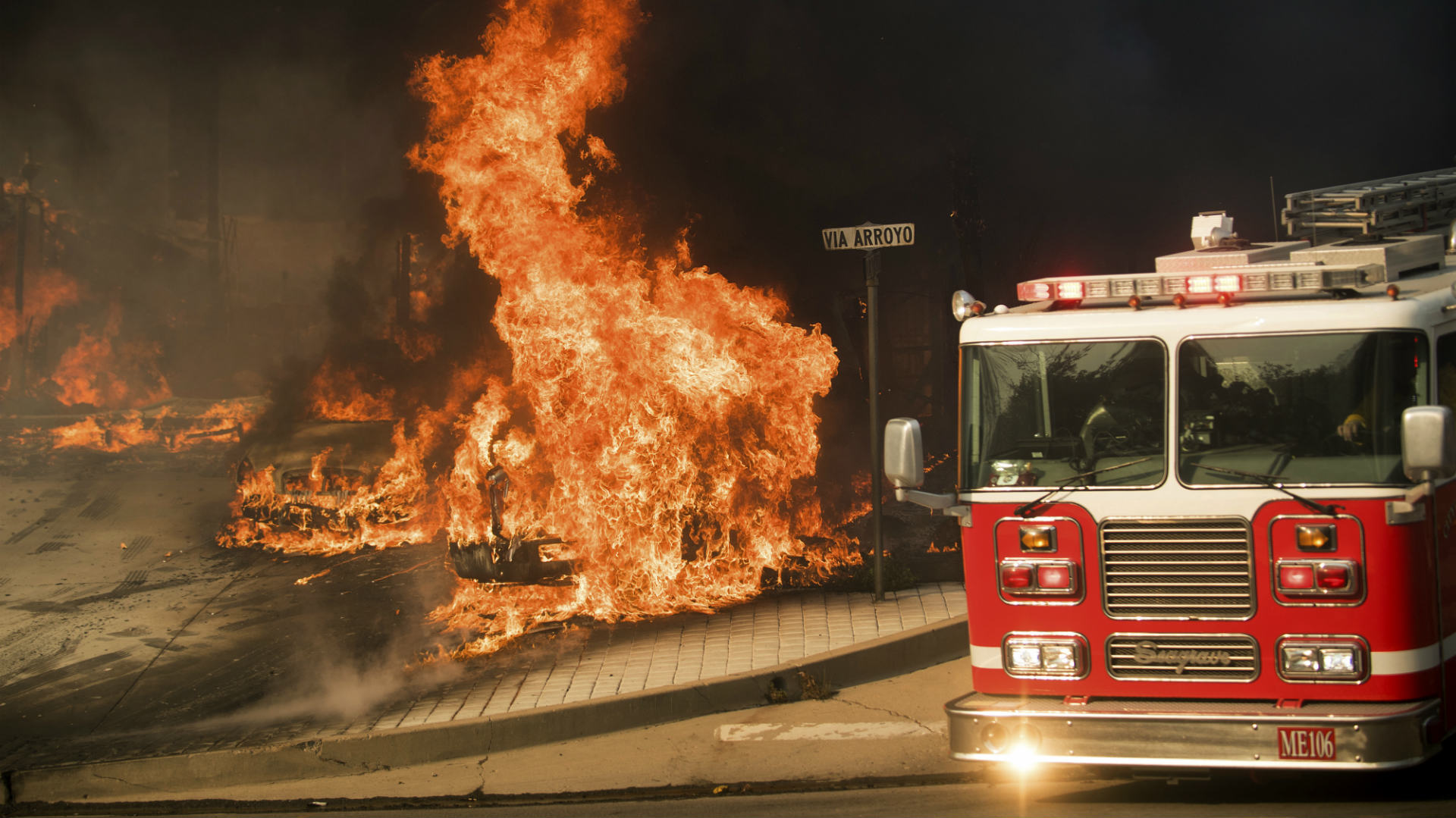 Un incendio "fuera de control" obliga a miles de evacuaciones en California