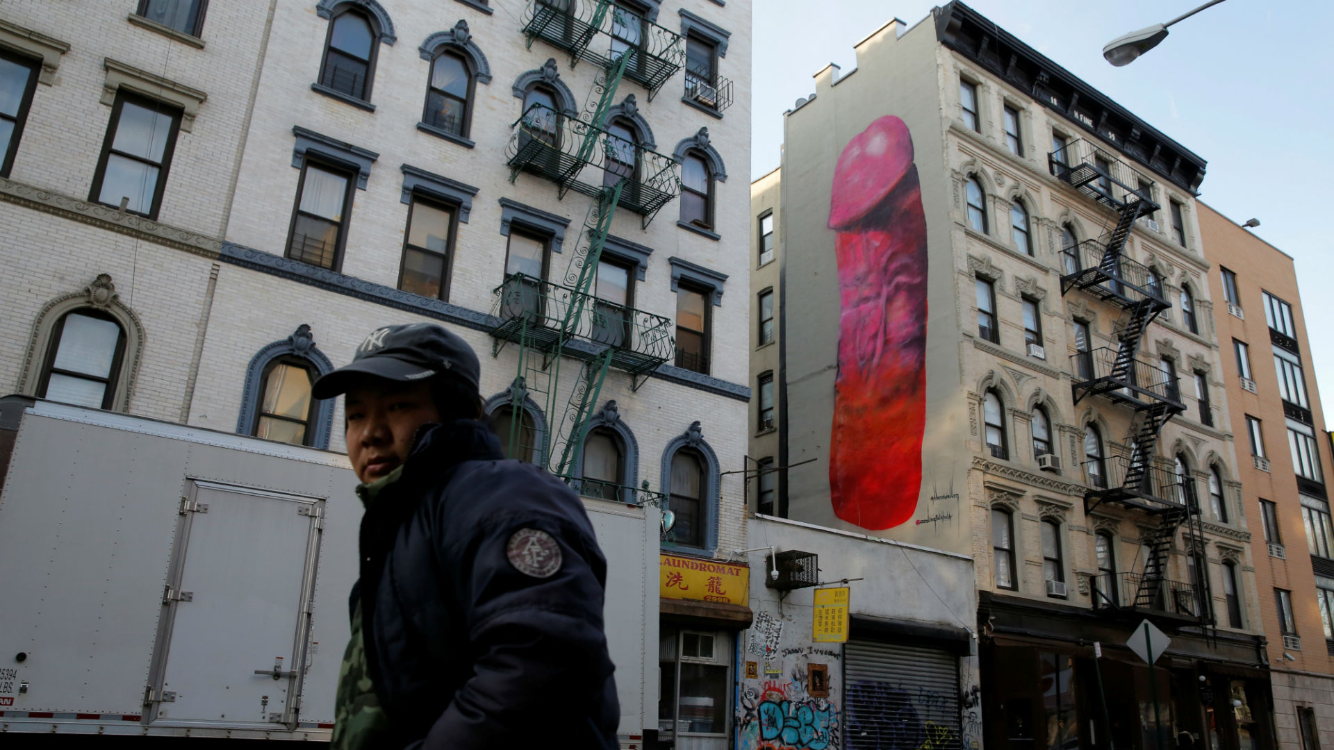 Un pene gigante aparece pintado en la fachada de un edificio y escandaliza a Nueva York