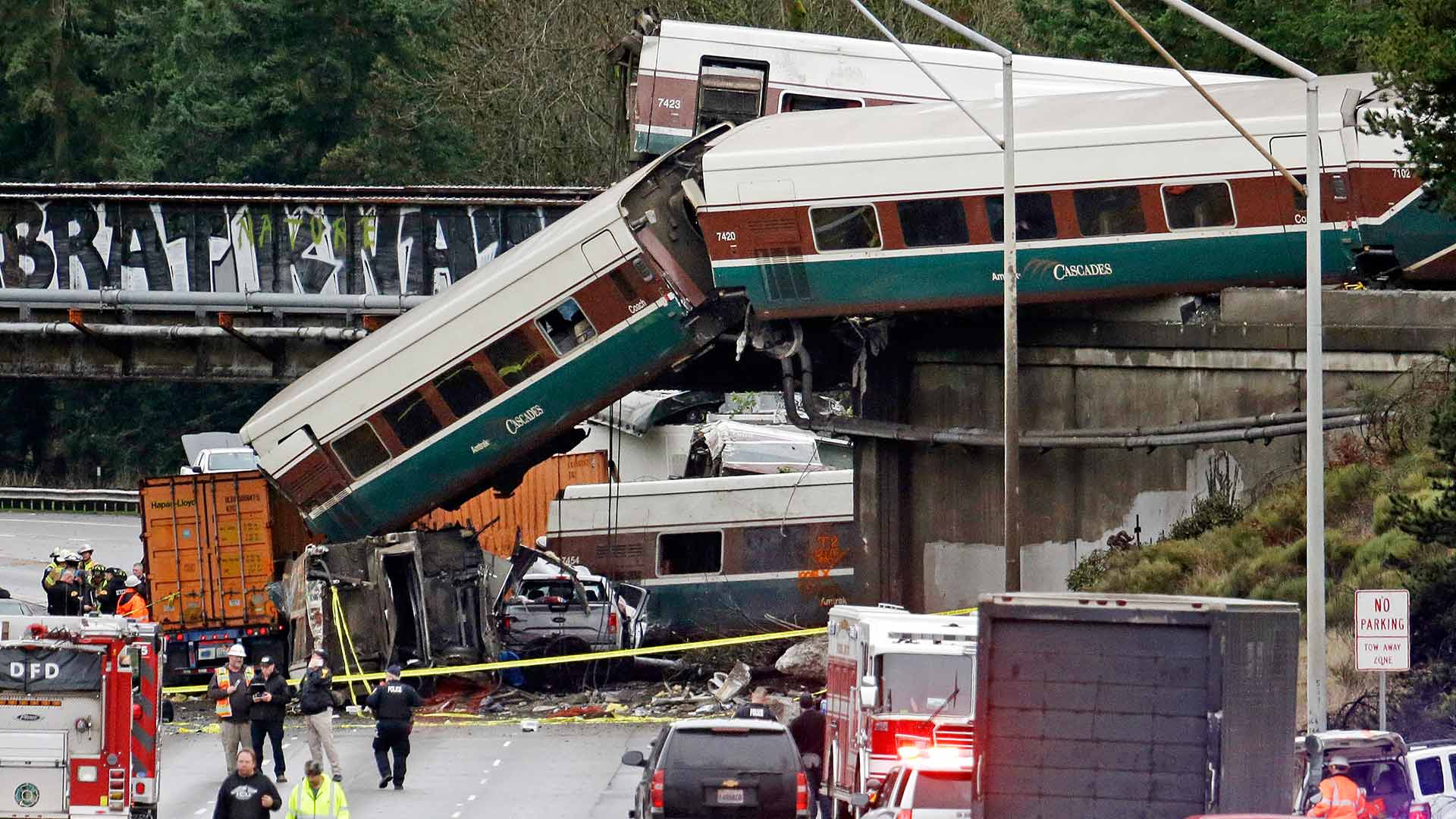 Un tren de pasajeros descarrila en el estado de Washington y causa tres muertos