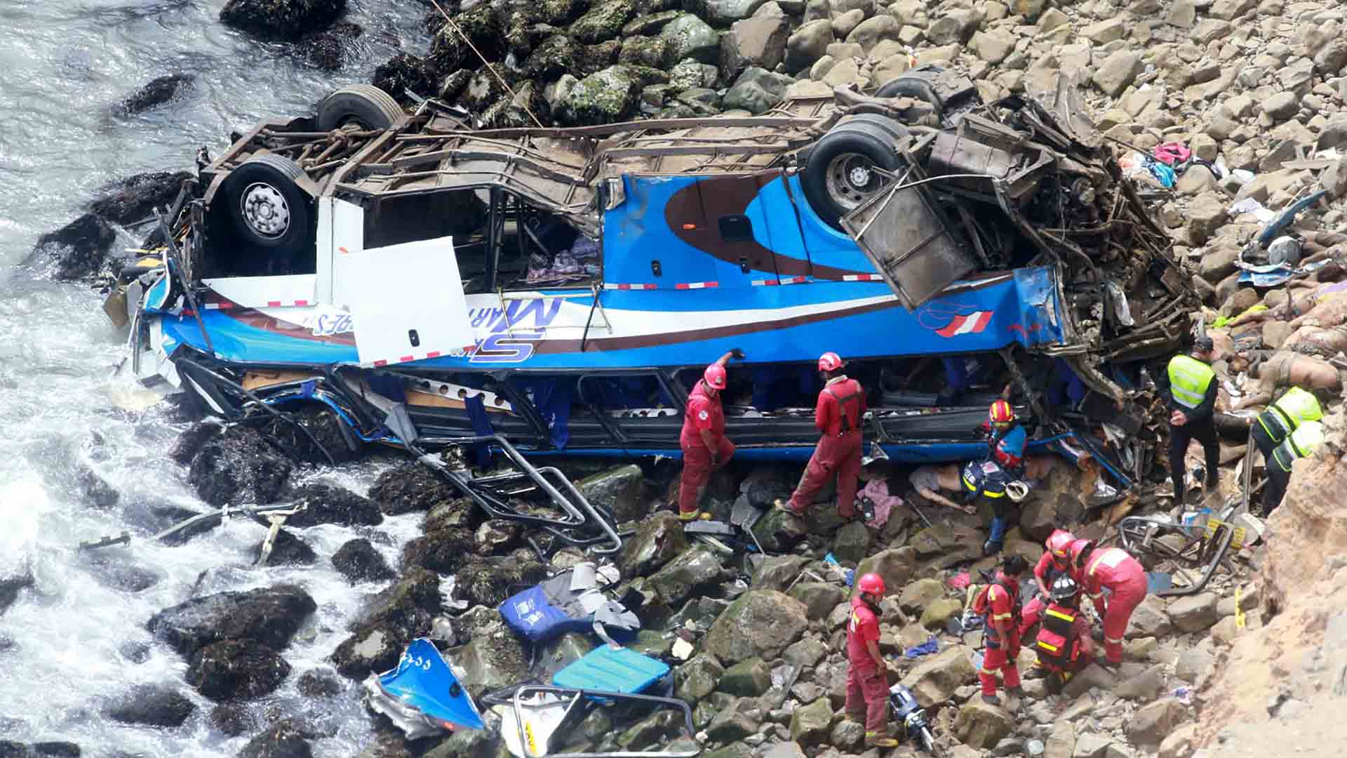 Ascienden a 48 los muertos en un accidente de autobús en Lima