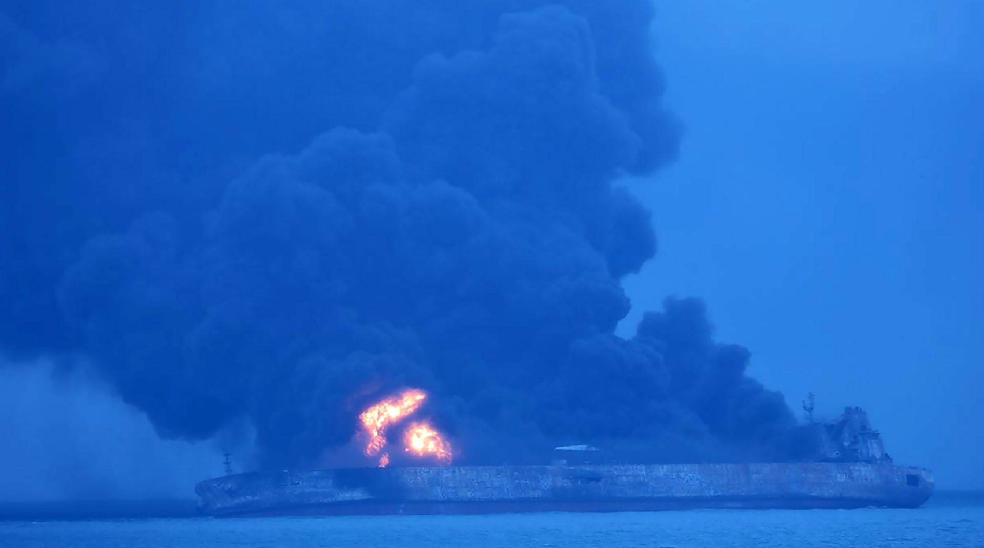 Al menos 32 personas han desaparecido al colisionar un buque y un petrolero frente a la costa de China
