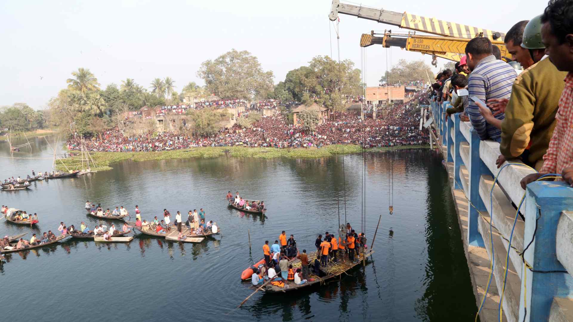 Al menos 43 muertos tras caer un autobús a un río en el este de India