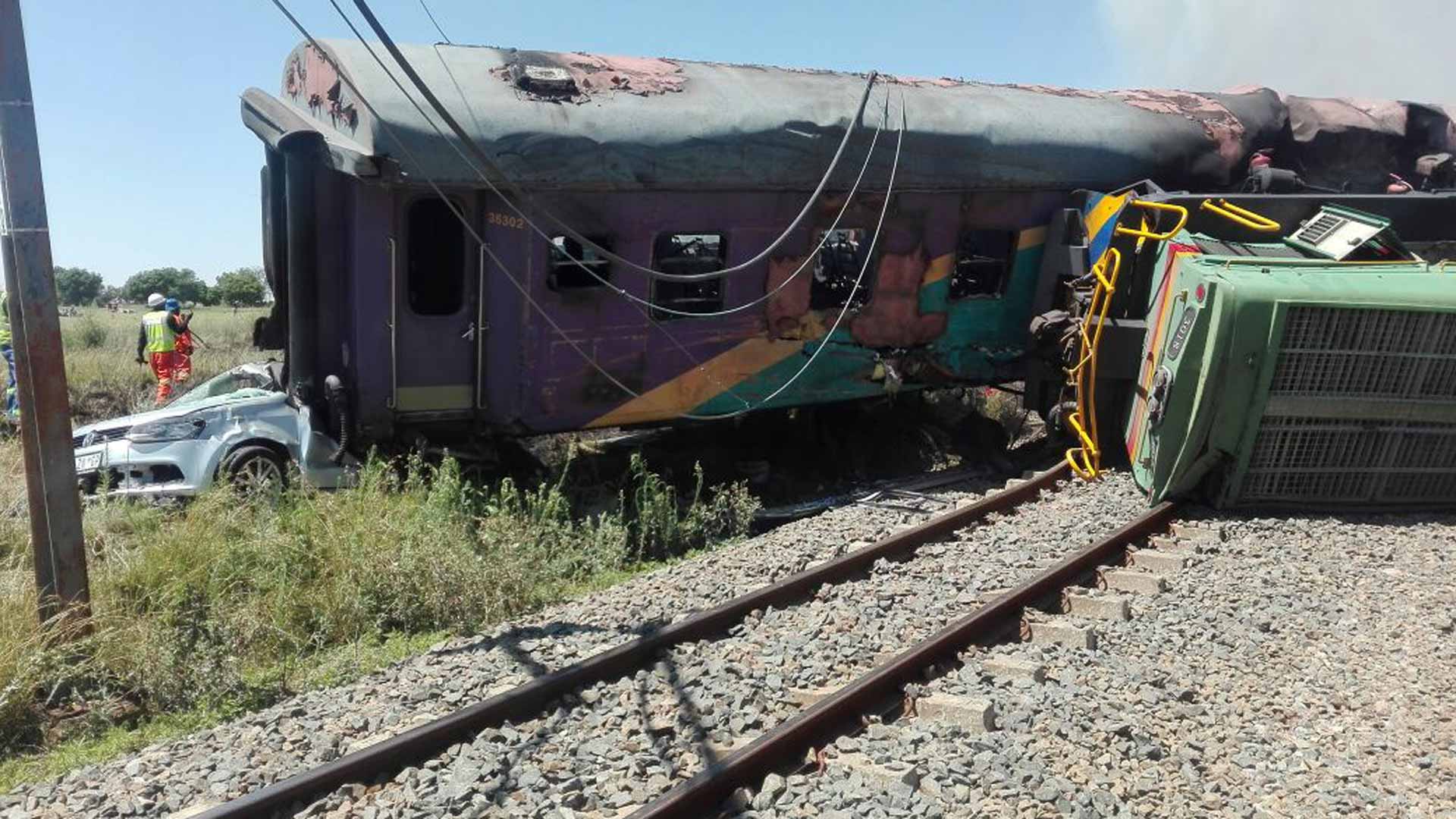 18 muertos y un centenar de heridos en un accidente de tren en Sudáfrica